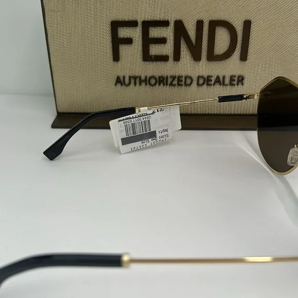 New Authentic Fendi Brown Pilot Unisex Sunglasses FE40080U 30E 65. - Picture 15 of 16